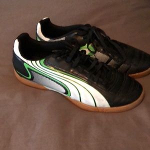 Boys - Puma indoor soccer shoes